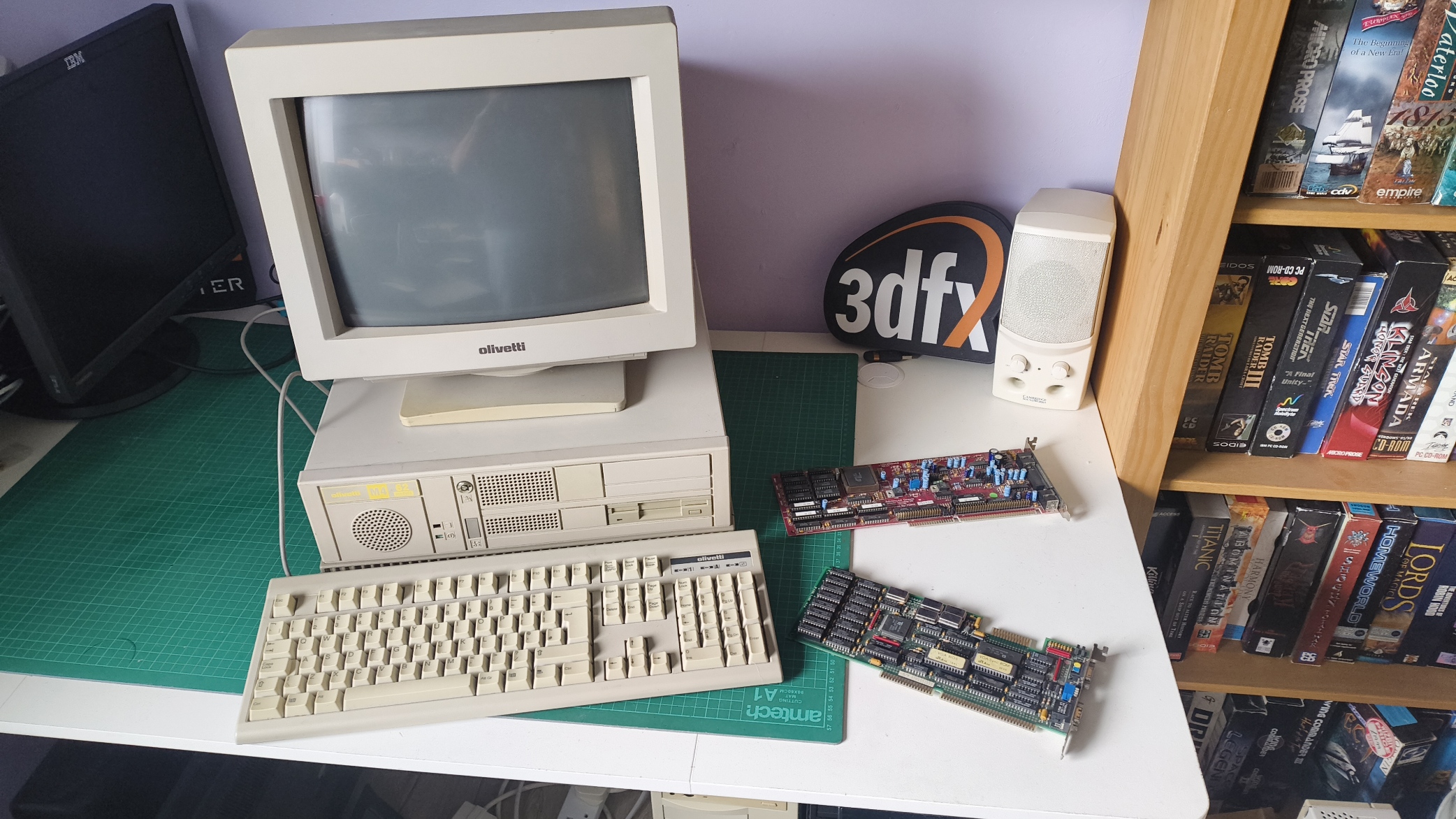 Hardware desk: an Olivetti PC, a Tseng ET3000 graphics card and a Gravis Ultrasound sound card